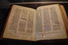 Nationalbibliothek_Prunksaal_20_Hebräisches Buch.JPG